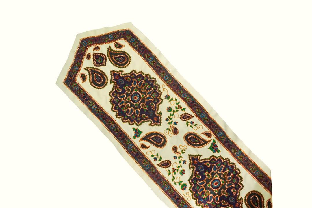 رانر پتهدوزی دستدوز با طرح سنتی و رنگهای اصیل ایرانی – مناسب دکور پذیرایی