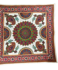 رومیزی پتهدوزی دستدوز طرح بتهجقه در ابعاد ۹۵×۹۵ سانتیمتر