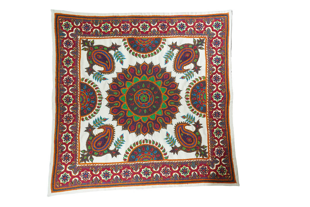 رومیزی پتهدوزی دستدوز طرح بتهجقه در ابعاد ۹۵×۹۵ سانتیمتر