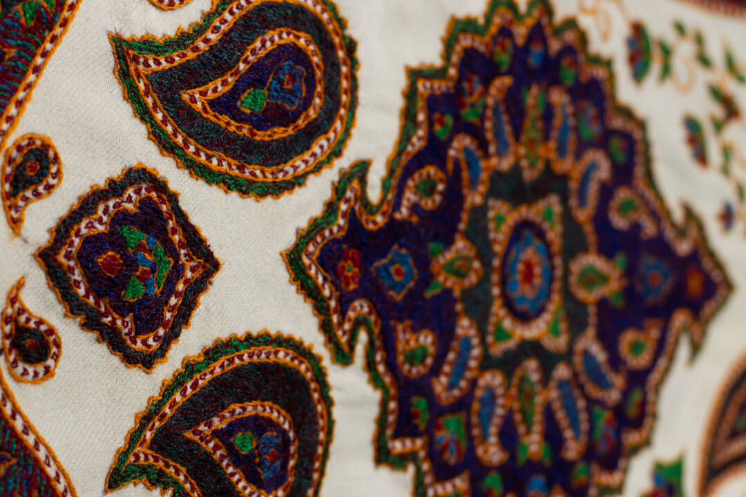 رانر پتهدوزی دستدوز با طرح سنتی و رنگهای اصیل ایرانی – مناسب دکور پذیرایی