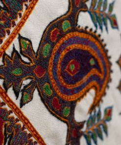 رومیزی پتهدوزی دستدوز طرح بتهجقه در ابعاد ۹۵×۹۵ سانتیمتر