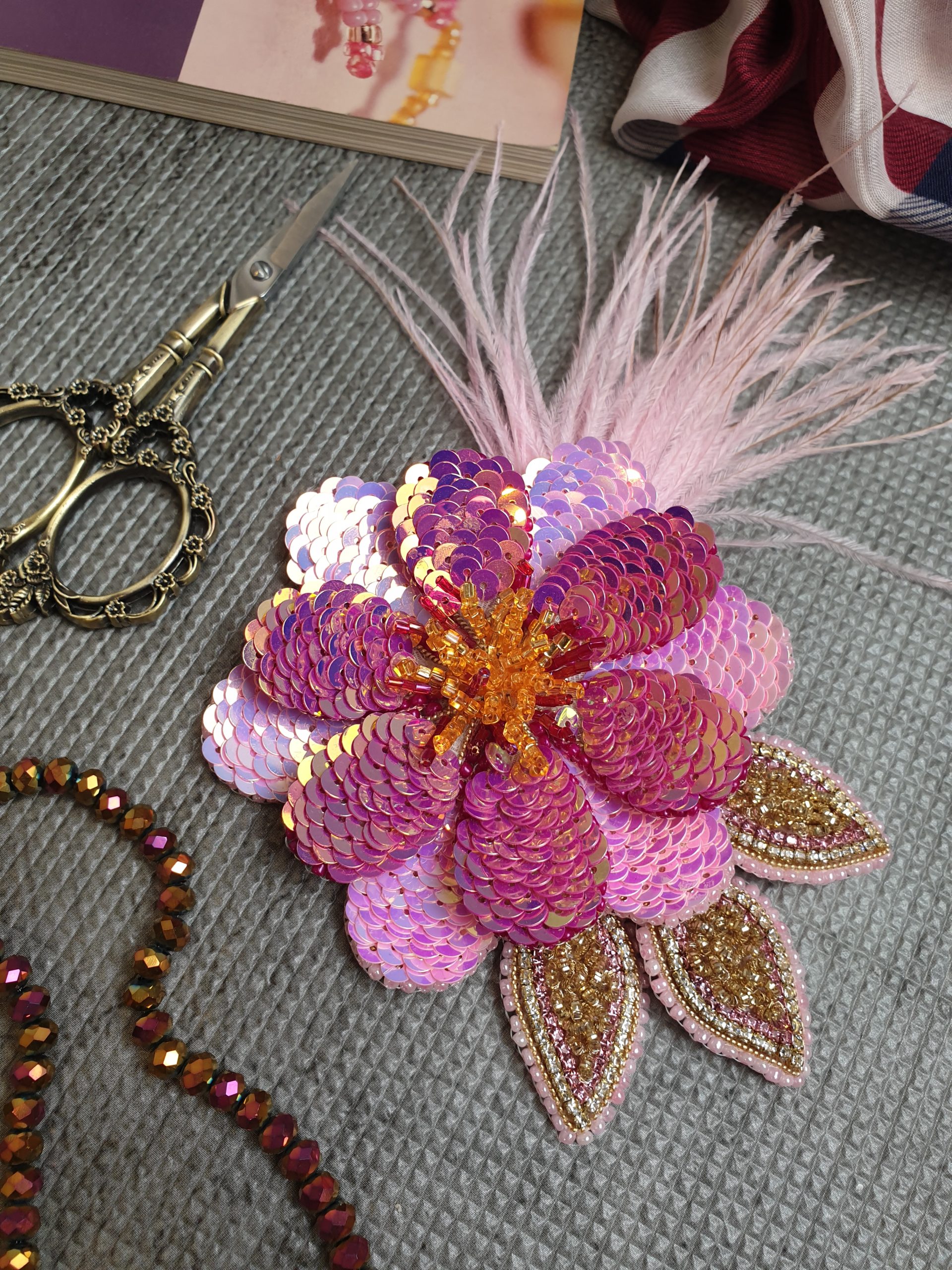 پنل لباس جواهردوزی دستدوز طرح گل صورتیی و طلایی با پرهای صورتی