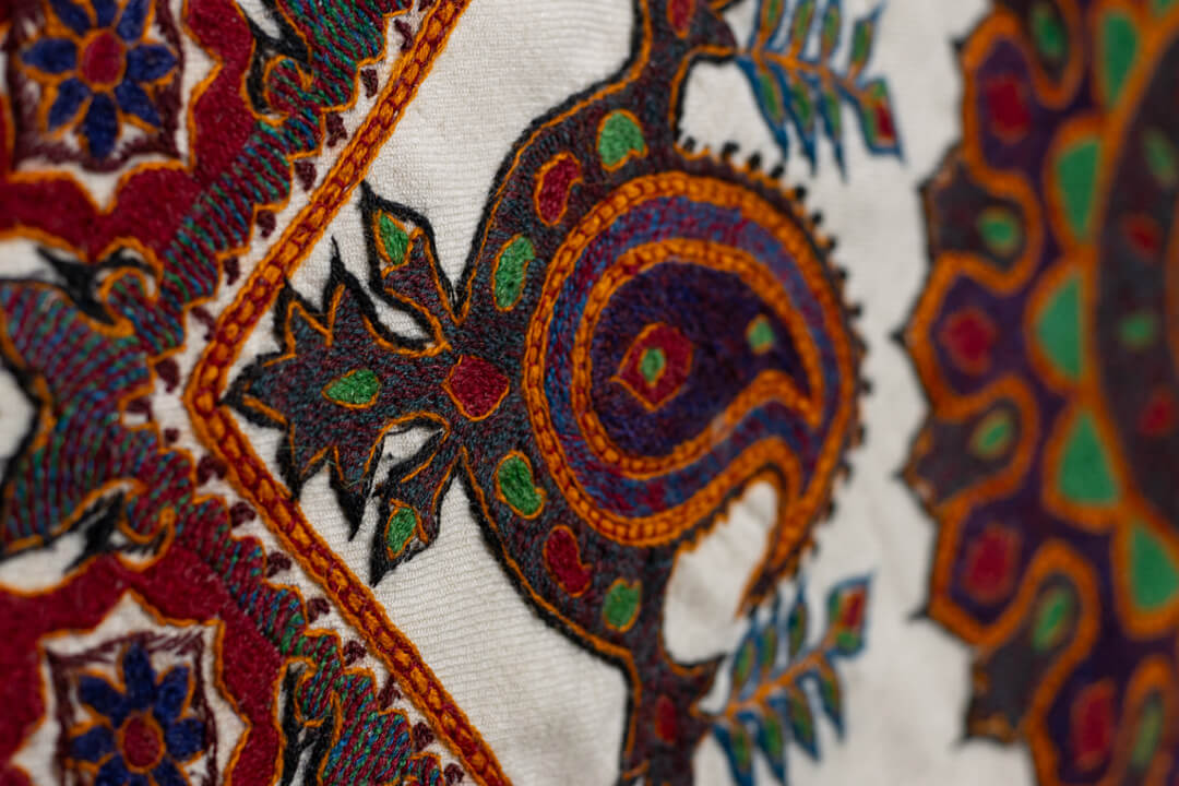 رومیزی پتهدوزی دستدوز طرح بتهجقه در ابعاد ۹۵×۹۵ سانتیمتر