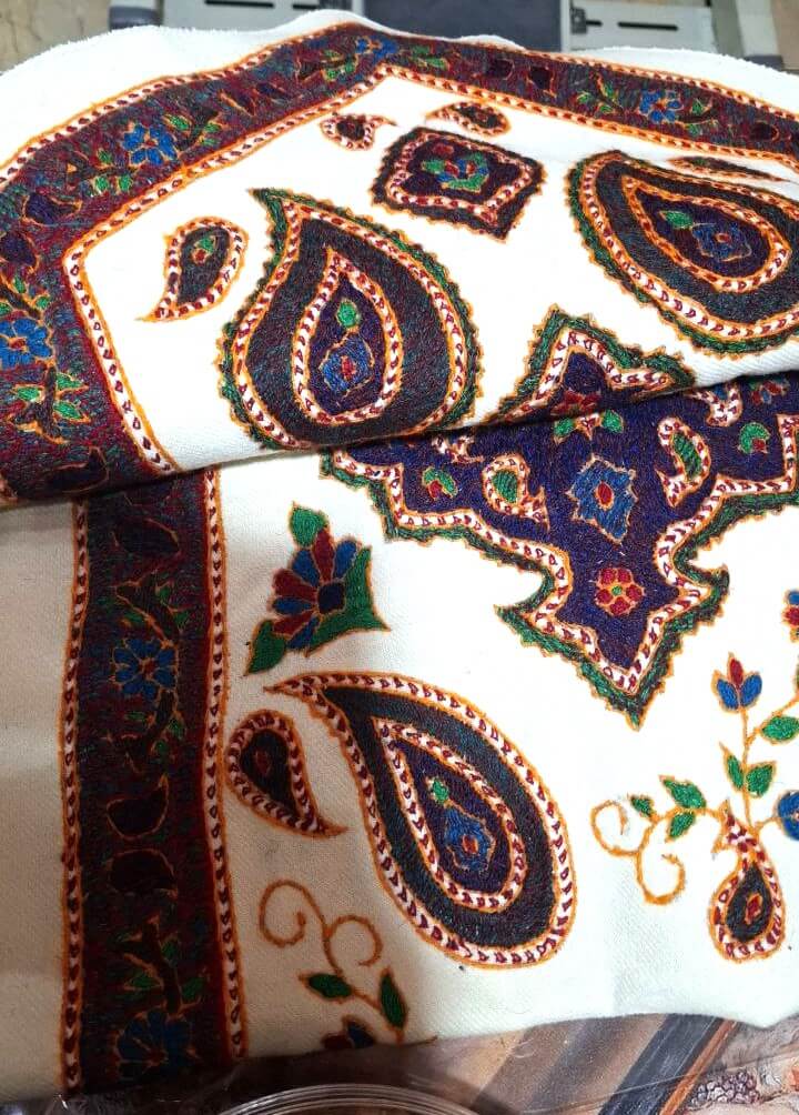 رانر پتهدوزی دستدوز با طرح سنتی و رنگهای اصیل ایرانی – مناسب دکور پذیرایی