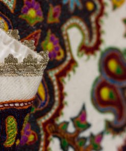 جلومبلی پته‌دوزی دست‌دوز با طرح سنتی و رنگ‌های اصیل ایرانی – مناسب دکور پذیرایی