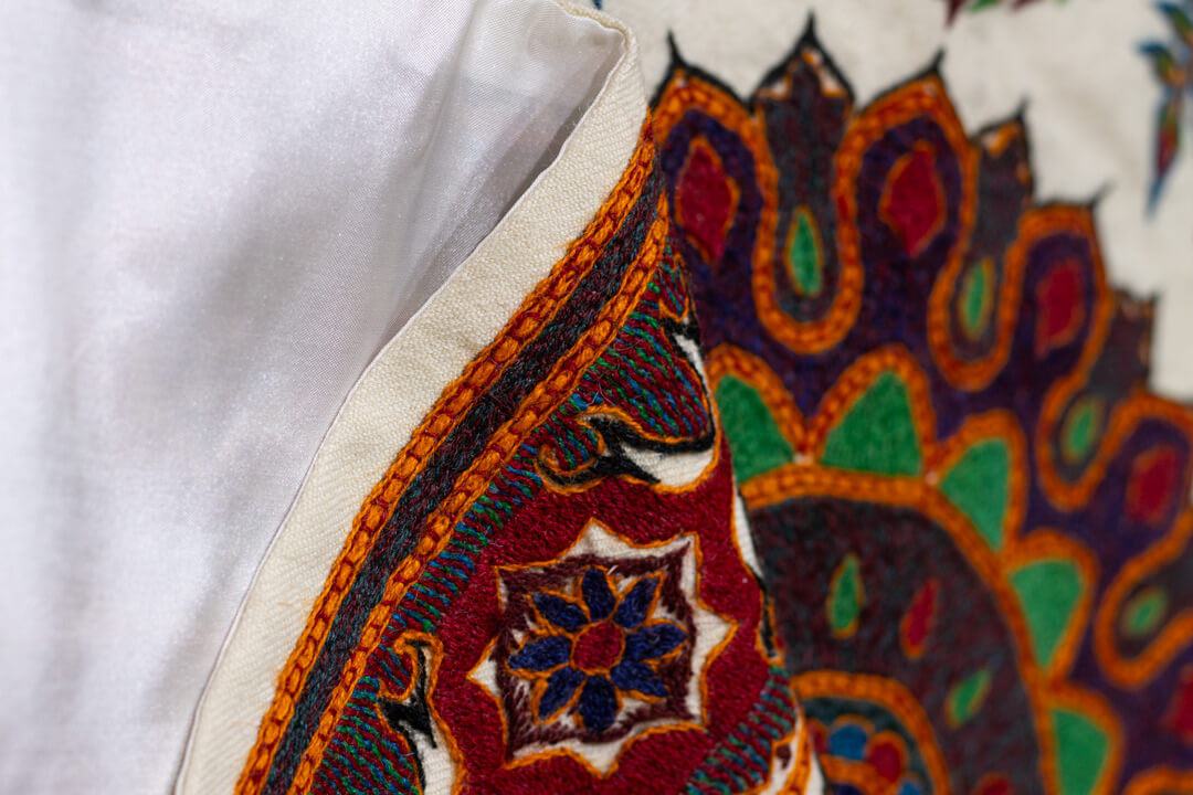 رومیزی پتهدوزی دستدوز طرح بتهجقه در ابعاد ۹۵×۹۵ سانتیمتر